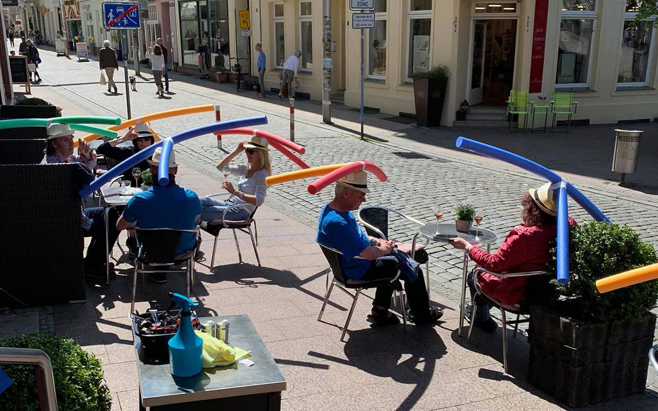 German cafe makes patrons wear pool noodle hats